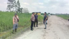 Petugas mengecek lokasi penemuan jasad karyawan sawit yang diduga diterkam harimau Sumatra di kawasan hutan Kabupaten Pelalawan, Riau. (Posnews/Polsubsektor Pelalawan)
