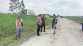 Petugas mengecek lokasi penemuan jasad karyawan sawit yang diduga diterkam harimau Sumatra di kawasan hutan Kabupaten Pelalawan, Riau. (Posnews/Polsubsektor Pelalawan)

