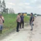 Petugas mengecek lokasi penemuan jasad karyawan sawit yang diduga diterkam harimau Sumatra di kawasan hutan Kabupaten Pelalawan, Riau. (Posnews/Polsubsektor Pelalawan)
