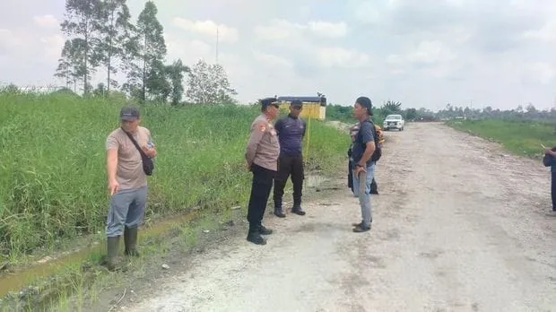 Petugas mengecek lokasi penemuan jasad karyawan sawit yang diduga diterkam harimau Sumatra di kawasan hutan Kabupaten Pelalawan, Riau. (Posnews/Polsubsektor Pelalawan)
