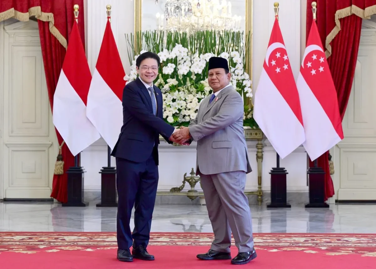 Presiden Prabowo Subianto dan Perdana Menteri Singapura Lawrence Wong menghadiri Leaders' Retreat Indonesia-Singapura di Istana Merdeka, Jakarta, dengan agenda penandatanganan 26 MoU strategis. (Posnews/Dewan Pertahanan Nasional RI)