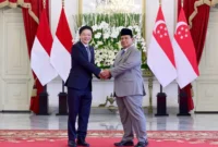Presiden Prabowo Subianto dan Perdana Menteri Singapura Lawrence Wong menghadiri Leaders' Retreat Indonesia-Singapura di Istana Merdeka, Jakarta, dengan agenda penandatanganan 26 MoU strategis. (Posnews/Dewan Pertahanan Nasional RI)