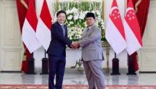 Presiden Prabowo Subianto dan Perdana Menteri Singapura Lawrence Wong menghadiri Leaders' Retreat Indonesia-Singapura di Istana Merdeka, Jakarta, dengan agenda penandatanganan 26 MoU strategis. (Posnews/Dewan Pertahanan Nasional RI)