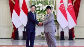 Presiden Prabowo Subianto dan Perdana Menteri Singapura Lawrence Wong menghadiri Leaders' Retreat Indonesia-Singapura di Istana Merdeka, Jakarta, dengan agenda penandatanganan 26 MoU strategis. (Posnews/Dewan Pertahanan Nasional RI)