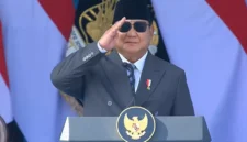 Presiden Prabowo Subianto menyampaikan amanat pada Upacara HUT Bhayangkara ke-80 di Lapangan Satlat Brimob Cikeas, Bogor, Rabu (1/7/2026), dengan menekankan pentingnya menjaga kepercayaan rakyat, menegakkan hukum secara adil, meningkatkan profesionalisme, dan memperkuat sinergi Polri. (Posnews/Ist)