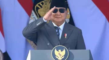 Presiden Prabowo Subianto menyampaikan amanat pada Upacara HUT Bhayangkara ke-80 di Lapangan Satlat Brimob Cikeas, Bogor, Rabu (1/7/2026), dengan menekankan pentingnya menjaga kepercayaan rakyat, menegakkan hukum secara adil, meningkatkan profesionalisme, dan memperkuat sinergi Polri. (Posnews/Ist)