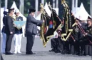 Presiden Prabowo Subianto didampingi Kapolri Jenderal Listyo Sigit Prabowo menyerahkan tanda kehormatan Nugraha Sakanti kepada dua satker dan 10 Polda pada upacara Hari Bhayangkara ke-80 di Satlat Korps Brimob Polri, Cikeas, Bogor. (Posnews/Ist)