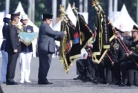 Presiden Prabowo Subianto didampingi Kapolri Jenderal Listyo Sigit Prabowo menyerahkan tanda kehormatan Nugraha Sakanti kepada dua satker dan 10 Polda pada upacara Hari Bhayangkara ke-80 di Satlat Korps Brimob Polri, Cikeas, Bogor. (Posnews/Ist)