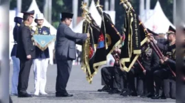 Presiden Prabowo Subianto didampingi Kapolri Jenderal Listyo Sigit Prabowo menyerahkan tanda kehormatan Nugraha Sakanti kepada dua satker dan 10 Polda pada upacara Hari Bhayangkara ke-80 di Satlat Korps Brimob Polri, Cikeas, Bogor. (Posnews/Ist)