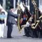 Presiden Prabowo Subianto didampingi Kapolri Jenderal Listyo Sigit Prabowo menyerahkan tanda kehormatan Nugraha Sakanti kepada dua satker dan 10 Polda pada upacara Hari Bhayangkara ke-80 di Satlat Korps Brimob Polri, Cikeas, Bogor. (Posnews/Ist)