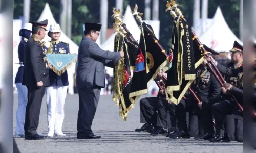Presiden Prabowo Subianto didampingi Kapolri Jenderal Listyo Sigit Prabowo menyerahkan tanda kehormatan Nugraha Sakanti kepada dua satker dan 10 Polda pada upacara Hari Bhayangkara ke-80 di Satlat Korps Brimob Polri, Cikeas, Bogor. (Posnews/Ist)
