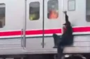 Petugas KAI Commuter mengamankan pria yang bergelantungan di sisi luar rangkaian Commuter Line di Stasiun Ancol. (Posnews/Ist)