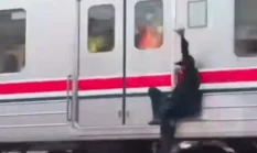 Masuk Jalur Rel hingga Bergelantungan di Luar KRL, Pria Ini Di-blacklist