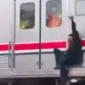 Petugas KAI Commuter mengamankan pria yang bergelantungan di sisi luar rangkaian Commuter Line di Stasiun Ancol. (Posnews/Ist)