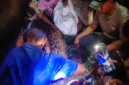 Warga mengevakuasi ular piton sepanjang sekitar 7 meter yang menelan seorang pria di kawasan hutan Kabupaten Kepulauan Sula, Maluku Utara. (Posnews/Polres Kepulauan Sula)
