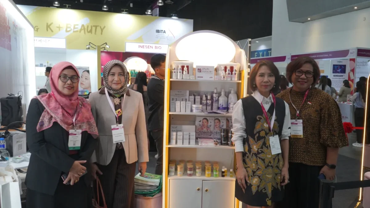 Paviliun Indonesia di Cosmobeauté Philippines 2026 menampilkan berbagai produk kosmetik nasional yang berhasil mencatat potensi transaksi sebesar Rp26,35 miliar di pasar Filipina. (Posnews/Kemendag)