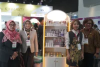 Paviliun Indonesia di Cosmobeauté Philippines 2026 menampilkan berbagai produk kosmetik nasional yang berhasil mencatat potensi transaksi sebesar Rp26,35 miliar di pasar Filipina. (Posnews/Kemendag)