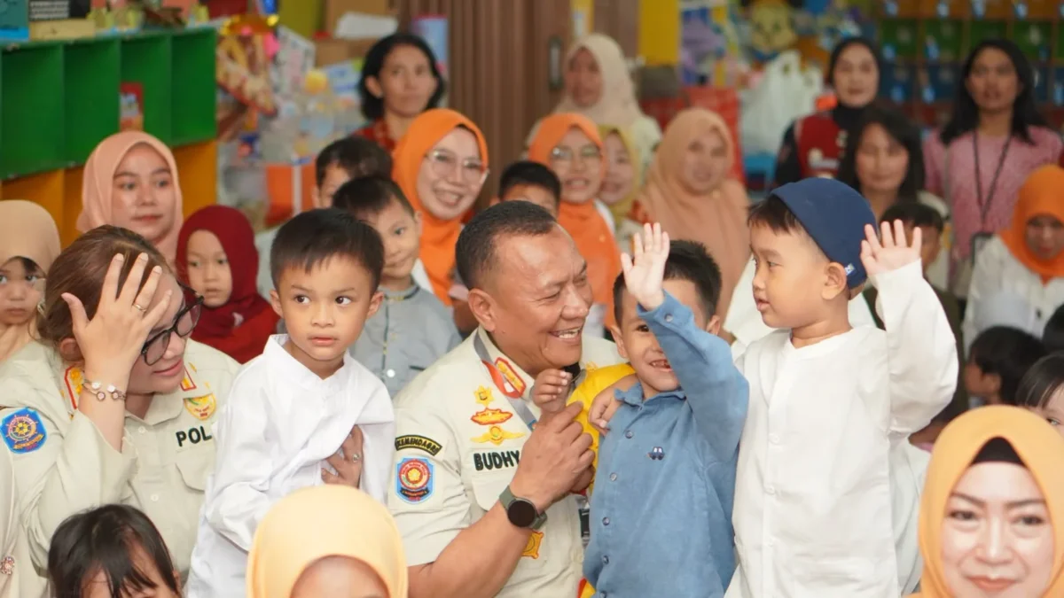Kepala Satpol PP Kota Administrasi Jakarta Utara Budhy Novian bersama Dharma Wanita memberikan edukasi karakter kepada anak-anak PAUD melalui program Dharma Wanita Satpol PP Mengajar di Jakarta Utara. (Posnews/Satpol PP Jakut)