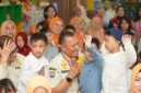 Kepala Satpol PP Kota Administrasi Jakarta Utara Budhy Novian bersama Dharma Wanita memberikan edukasi karakter kepada anak-anak PAUD melalui program Dharma Wanita Satpol PP Mengajar di Jakarta Utara. (Posnews/Satpol PP Jakut)