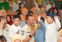 Kepala Satpol PP Kota Administrasi Jakarta Utara Budhy Novian bersama Dharma Wanita memberikan edukasi karakter kepada anak-anak PAUD melalui program Dharma Wanita Satpol PP Mengajar di Jakarta Utara. (Posnews/Satpol PP Jakut)
