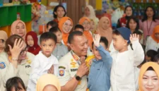 Kepala Satpol PP Kota Administrasi Jakarta Utara Budhy Novian bersama Dharma Wanita memberikan edukasi karakter kepada anak-anak PAUD melalui program Dharma Wanita Satpol PP Mengajar di Jakarta Utara. (Posnews/Satpol PP Jakut)