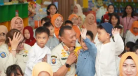 Kepala Satpol PP Kota Administrasi Jakarta Utara Budhy Novian bersama Dharma Wanita memberikan edukasi karakter kepada anak-anak PAUD melalui program Dharma Wanita Satpol PP Mengajar di Jakarta Utara. (Posnews/Satpol PP Jakut)