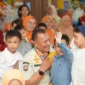 Kepala Satpol PP Kota Administrasi Jakarta Utara Budhy Novian bersama Dharma Wanita memberikan edukasi karakter kepada anak-anak PAUD melalui program Dharma Wanita Satpol PP Mengajar di Jakarta Utara. (Posnews/Satpol PP Jakut)