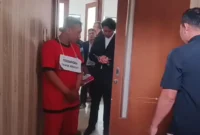 Tersangka Taufik Hidayat mengenakan rompi tahanan saat menjalani rekonstruksi kasus penyekapan dan penganiayaan terhadap Yuvita Tri Rezeki di Markas Polda Jawa Barat, Kamis (2/7/2026). (Posnews/Ist)