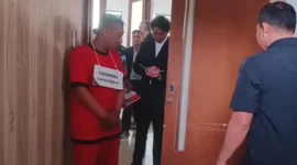 Tersangka Taufik Hidayat mengenakan rompi tahanan saat menjalani rekonstruksi kasus penyekapan dan penganiayaan terhadap Yuvita Tri Rezeki di Markas Polda Jawa Barat, Kamis (2/7/2026). (Posnews/Ist)