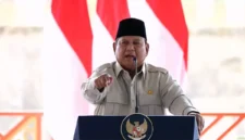 Presiden Prabowo Subianto memberikan arahan kepada birokrat, TNI, Polri, dan jaksa saat meresmikan Bendungan Meninting di Lombok Barat, NTB, sambil menegaskan pentingnya integritas dan pemberantasan korupsi. (Posnews/Tangkapan layar video Setpres)