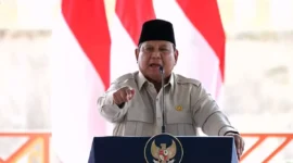 Presiden Prabowo Subianto memberikan arahan kepada birokrat, TNI, Polri, dan jaksa saat meresmikan Bendungan Meninting di Lombok Barat, NTB, sambil menegaskan pentingnya integritas dan pemberantasan korupsi. (Posnews/Tangkapan layar video Setpres)