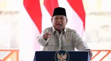 Presiden Prabowo Subianto memberikan arahan kepada birokrat, TNI, Polri, dan jaksa saat meresmikan Bendungan Meninting di Lombok Barat, NTB, sambil menegaskan pentingnya integritas dan pemberantasan korupsi. (Posnews/Tangkapan layar video Setpres)