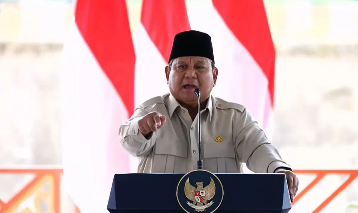 Presiden Prabowo Subianto memberikan arahan kepada birokrat, TNI, Polri, dan jaksa saat meresmikan Bendungan Meninting di Lombok Barat, NTB, sambil menegaskan pentingnya integritas dan pemberantasan korupsi. (Posnews/Tangkapan layar video Setpres)