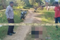Polisi melakukan olah TKP usai duel parang yang menewaskan seorang pria di Desa Lalemba, Kecamatan Lawa, Kabupaten Muna Barat, Sulawesi Tenggara. (Posnews/Polsek Lawa)