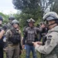 Personel Satgas Operasi Damai Cartenz-2026 mengamankan barang bukti senjata api dan amunisi usai operasi penegakan hukum di Yahukimo, Papua. (Posnews/Humas Polri)