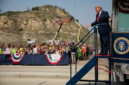 Menghidupkan warisan sang koboi. Presiden Donald Trump menaiki kereta kepresidenan melewati Badlands untuk meresmikan perpustakaan Theodore Roosevelt. Dok: Istimewa.