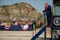 Menghidupkan warisan sang koboi. Presiden Donald Trump menaiki kereta kepresidenan melewati Badlands untuk meresmikan perpustakaan Theodore Roosevelt. Dok: Istimewa.