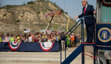 Menghidupkan warisan sang koboi. Presiden Donald Trump menaiki kereta kepresidenan melewati Badlands untuk meresmikan perpustakaan Theodore Roosevelt. Dok: Istimewa.
