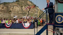 Menghidupkan warisan sang koboi. Presiden Donald Trump menaiki kereta kepresidenan melewati Badlands untuk meresmikan perpustakaan Theodore Roosevelt. Dok: Istimewa.