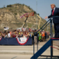 Menghidupkan warisan sang koboi. Presiden Donald Trump menaiki kereta kepresidenan melewati Badlands untuk meresmikan perpustakaan Theodore Roosevelt. Dok: Istimewa.