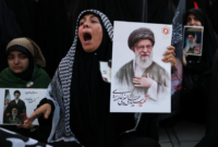 Lautan duka di Teheran. Puluhan ribu warga memadati kompleks Mosalla Teheran guna memberikan penghormatan terakhir kepada mendiang Ayatollah Ali Khamenei. Dok: Istimewa.