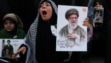 Lautan duka di Teheran. Puluhan ribu warga memadati kompleks Mosalla Teheran guna memberikan penghormatan terakhir kepada mendiang Ayatollah Ali Khamenei. Dok: Istimewa.