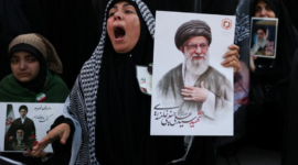 Lautan duka di Teheran. Puluhan ribu warga memadati kompleks Mosalla Teheran guna memberikan penghormatan terakhir kepada mendiang Ayatollah Ali Khamenei. Dok: Istimewa.