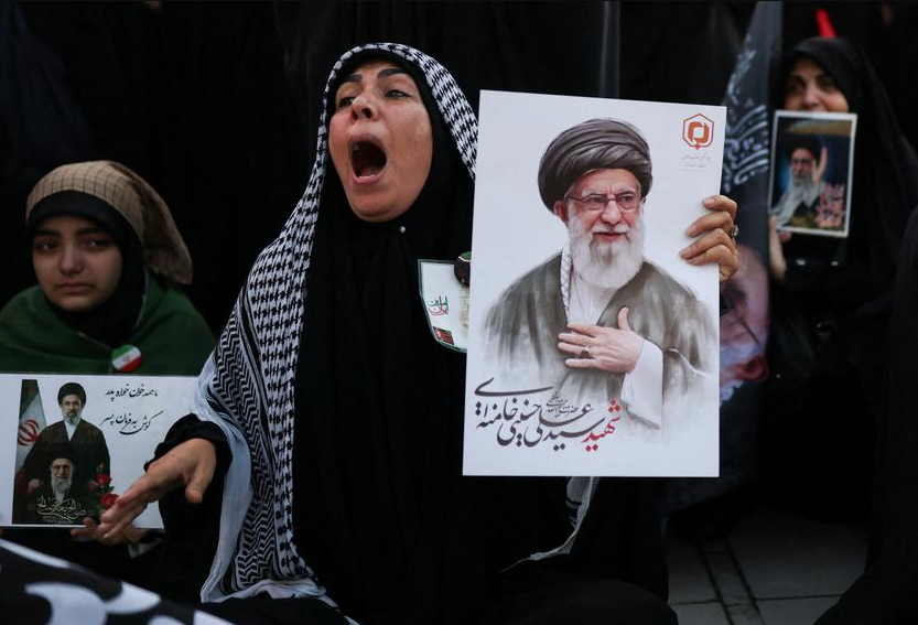 Lautan duka di Teheran. Puluhan ribu warga memadati kompleks Mosalla Teheran guna memberikan penghormatan terakhir kepada mendiang Ayatollah Ali Khamenei. Dok: Istimewa.