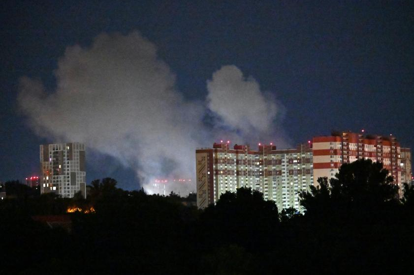 
Ketegangan memuncak menjelang KTT NATO. Serangan rudal balistik Rusia menghantam wilayah Kyiv, menewaskan delapan warga sipil dan memicu kebakaran hebat di permukiman warga. Dok: Istimewa.