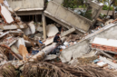Kisah pilu pasca-gempa Venezuela. Korban selamat berjuang pulih di rumah sakit lapangan sementara warga sipil mengkritik keras lambatnya respons pemerintah. Dok: Istimewa.