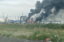Dampak perang energi. Serangan drone jarak jauh Ukraina merusak unit penyulingan utama di kilang minyak Omsk, memicu potensi krisis bahan bakar di Rusia. Dok: Istimewa.
