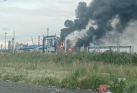 Dampak perang energi. Serangan drone jarak jauh Ukraina merusak unit penyulingan utama di kilang minyak Omsk, memicu potensi krisis bahan bakar di Rusia. Dok: Istimewa.