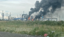 Dampak perang energi. Serangan drone jarak jauh Ukraina merusak unit penyulingan utama di kilang minyak Omsk, memicu potensi krisis bahan bakar di Rusia. Dok: Istimewa.
