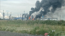 Dampak perang energi. Serangan drone jarak jauh Ukraina merusak unit penyulingan utama di kilang minyak Omsk, memicu potensi krisis bahan bakar di Rusia. Dok: Istimewa.